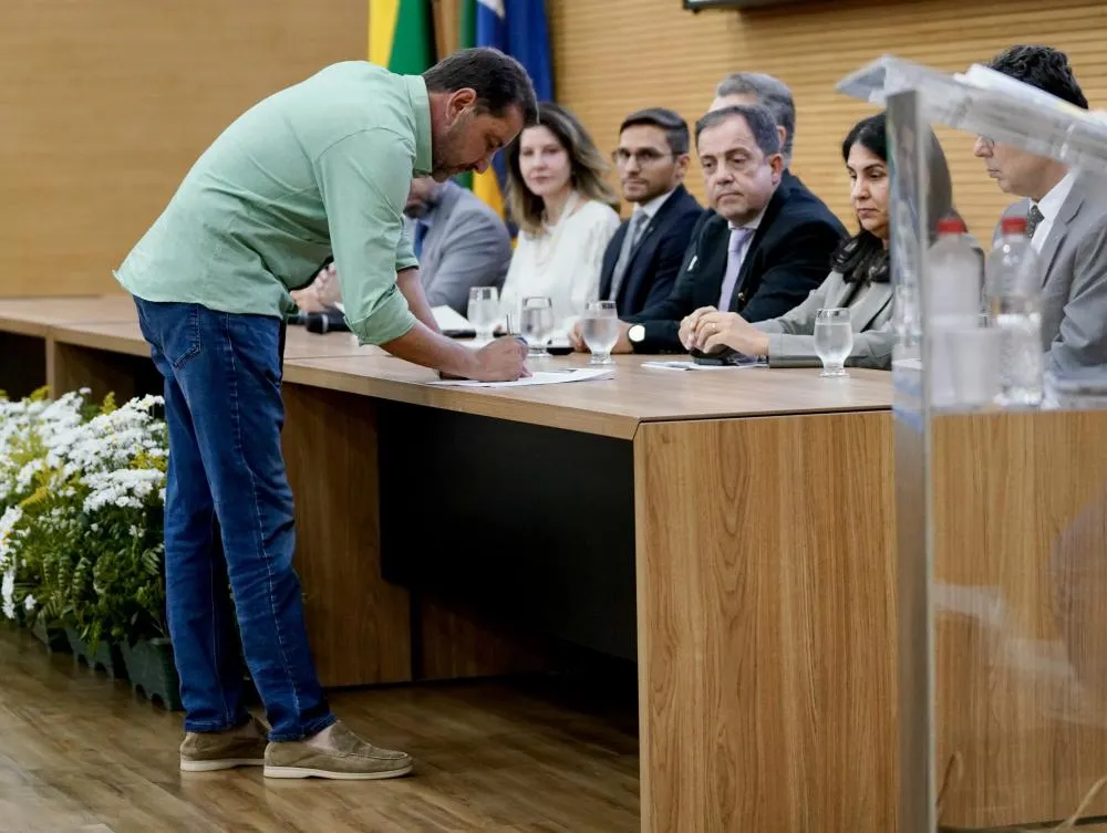 Hildon assina Pacto pela Educação e promete levar programa premiado para todo o Estado