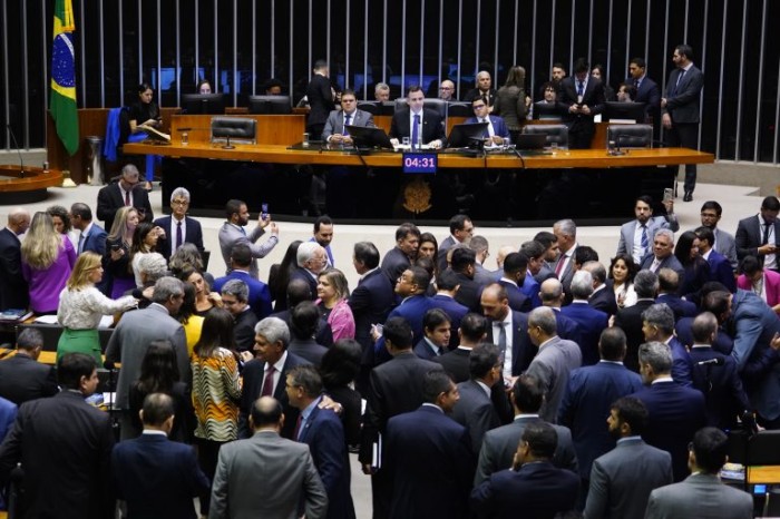 Congresso aprova crédito para pagamento do piso salarial da enfermagem; acompanhe