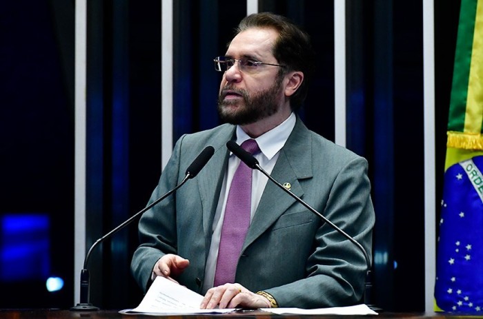 Plínio Valério critica PL das Fake News