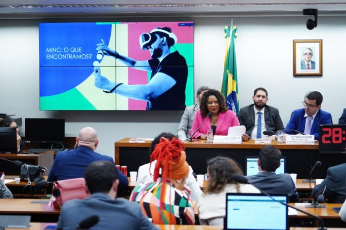 Margareth Menezes defende importância econômica da cultura; oposição questiona critérios de projetos culturais