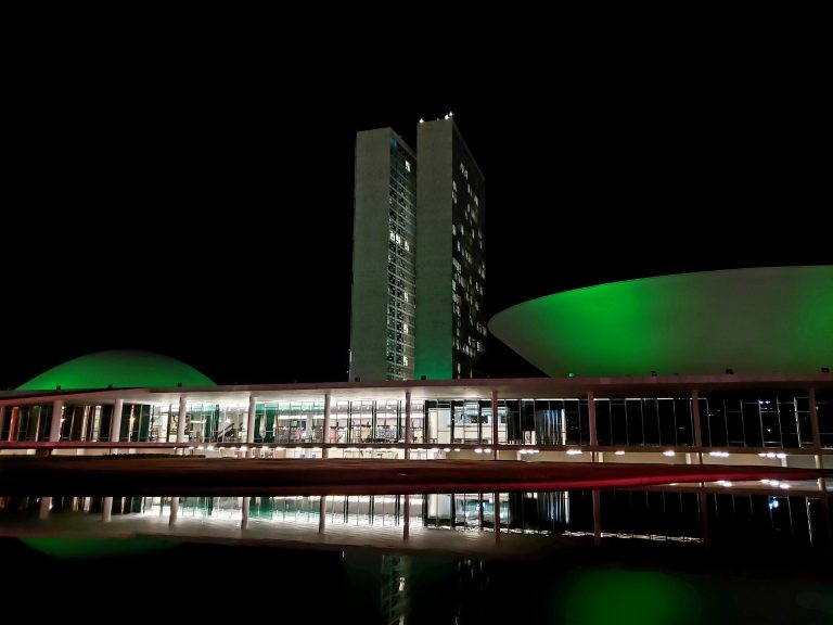 Congresso se ilumina de verde pelo combate ao preconceito contra pessoas com nanismo