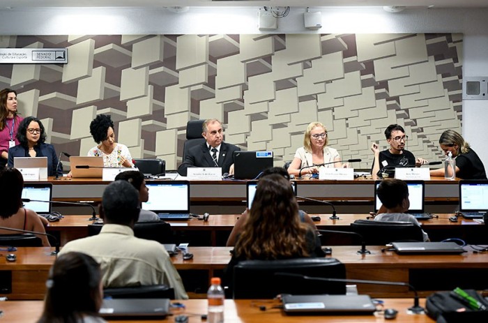 Política educacional deve favorecer inclusão de aluno com deficiência, aponta debate