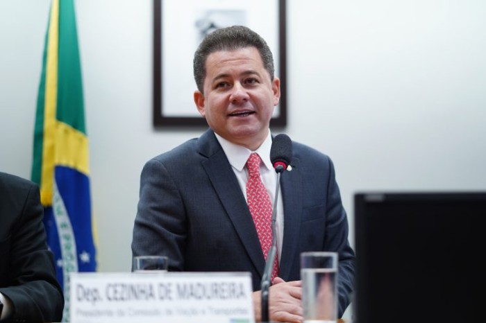 Comissão aprova proposta que amplia número de estações de rádio e TV permitidas por empresa