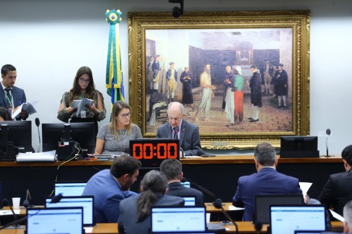 CCJ aprova admissibilidade de proposta que anistia partidos com irregularidades