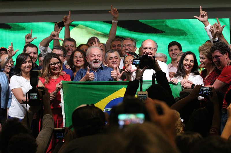 Senadores desejam sucesso a Lula no governo e na pacificação do país