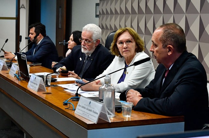 Debatedores sugerem incentivos à permanência de médicos no interior